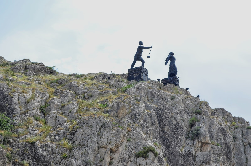 Ferhat ile Şirin'in heykelleri Amasya'da 